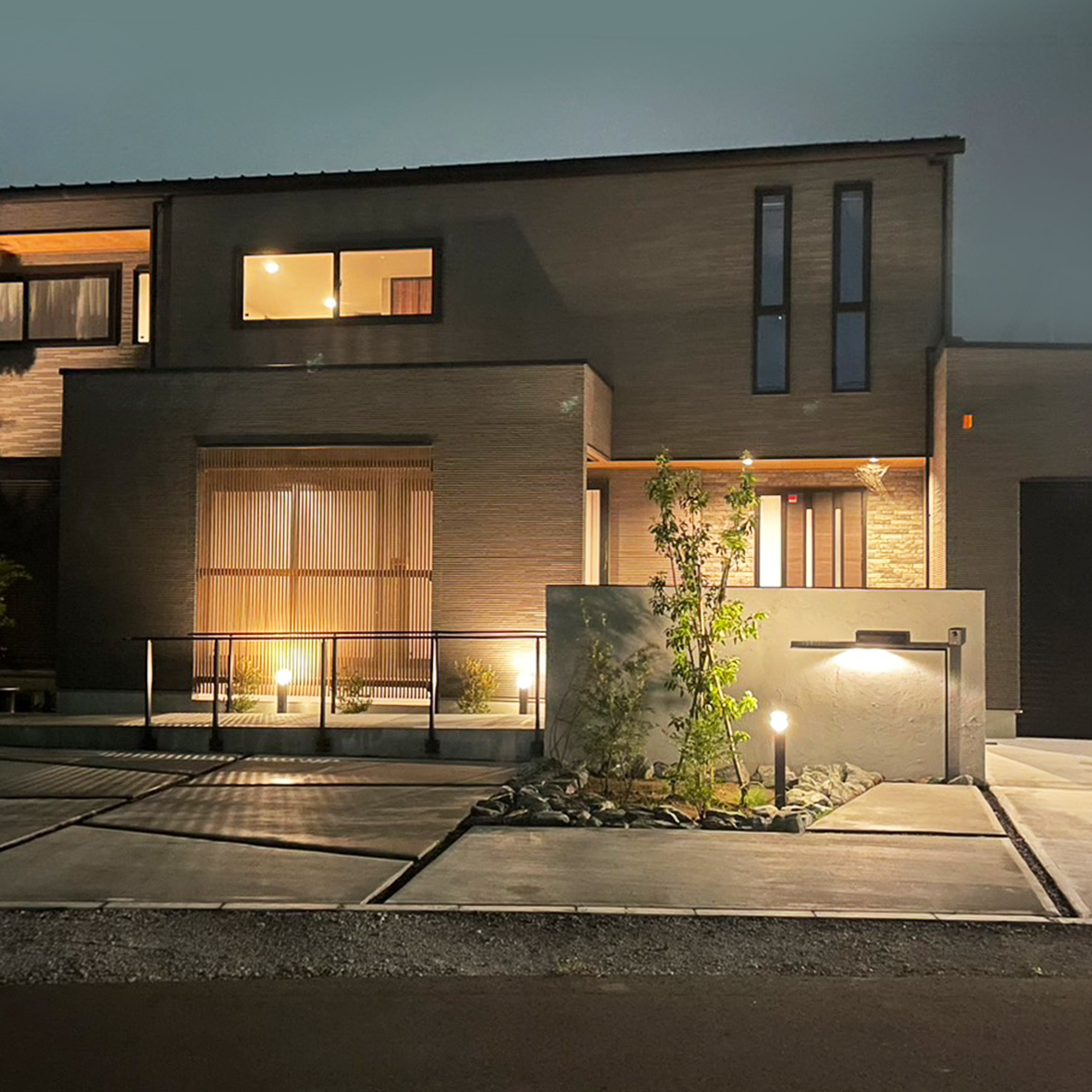 外構にこだわった住宅の写真