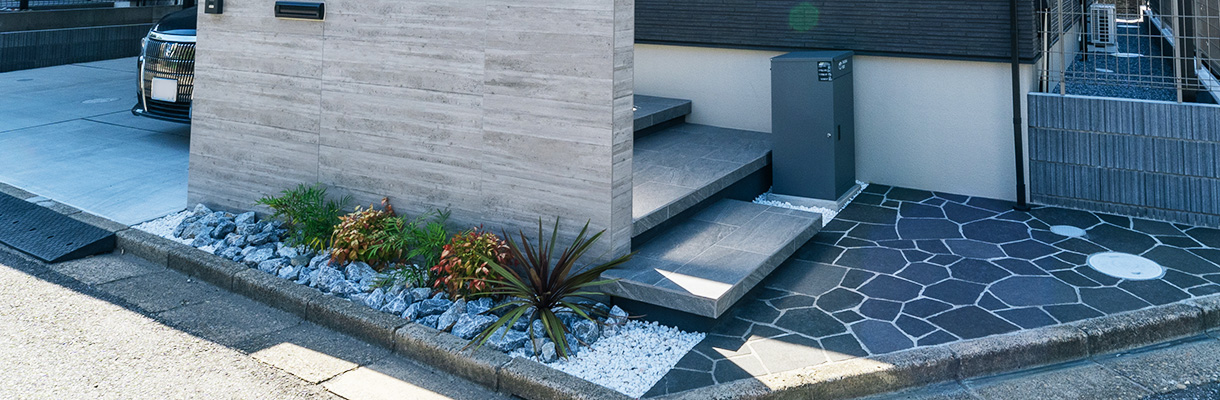 ウッドデッキのある庭の画像