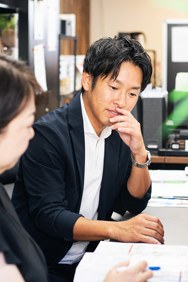 打ち合わせをする様子の画像