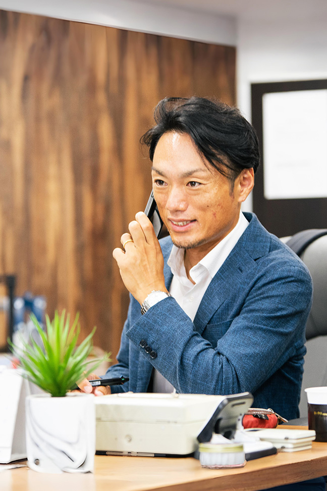 剪定作業する様子の画像