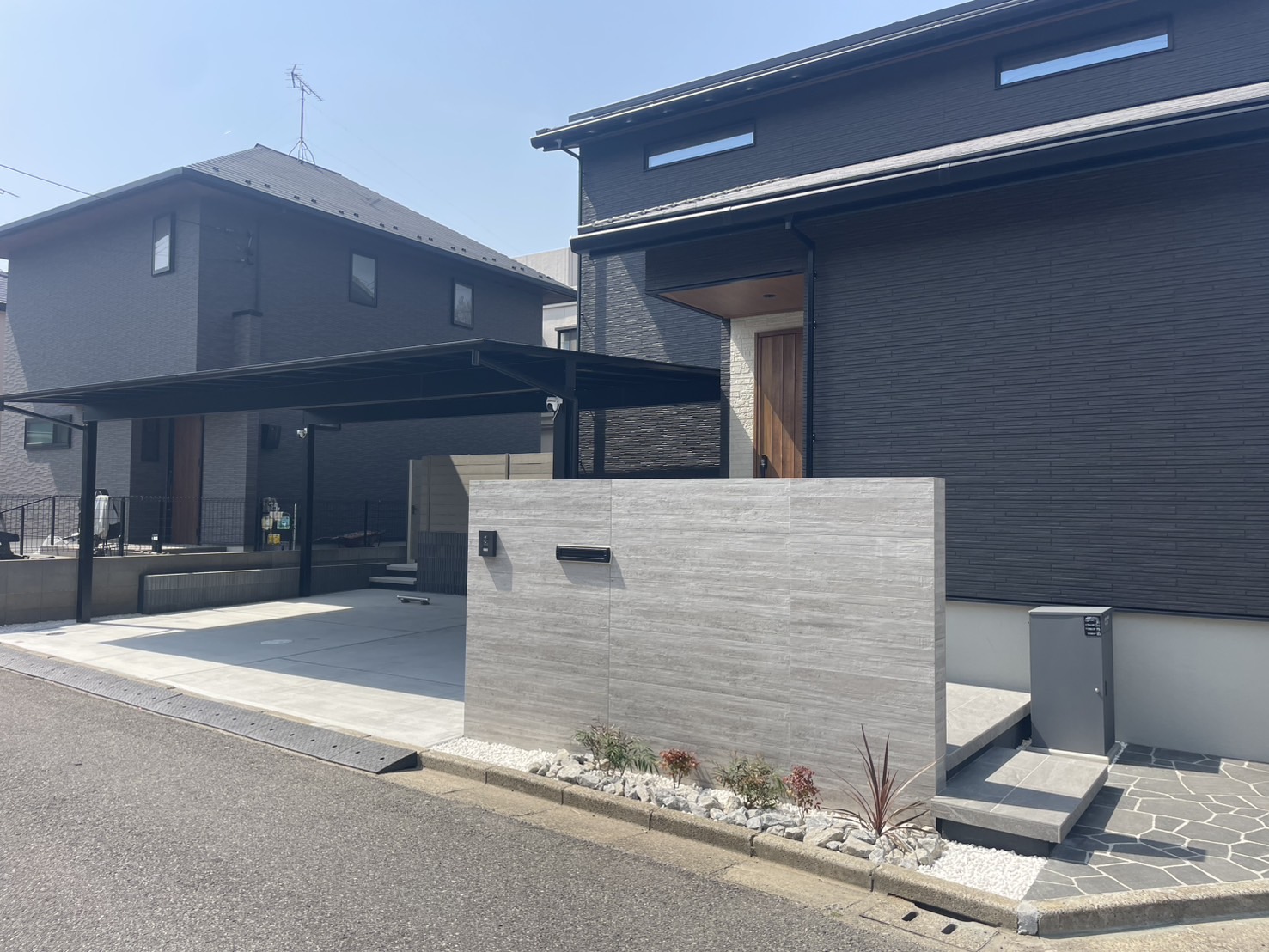 建物と道路までの距離、高低差などが決まっているなか、デザイン性と使い易さを両立するプランがなかなか決まらず、お打合せを何度も重ねる中で様々なレイアウトパターンをご提案させていただき、ご納得行く外構プランをご提案出来ました。