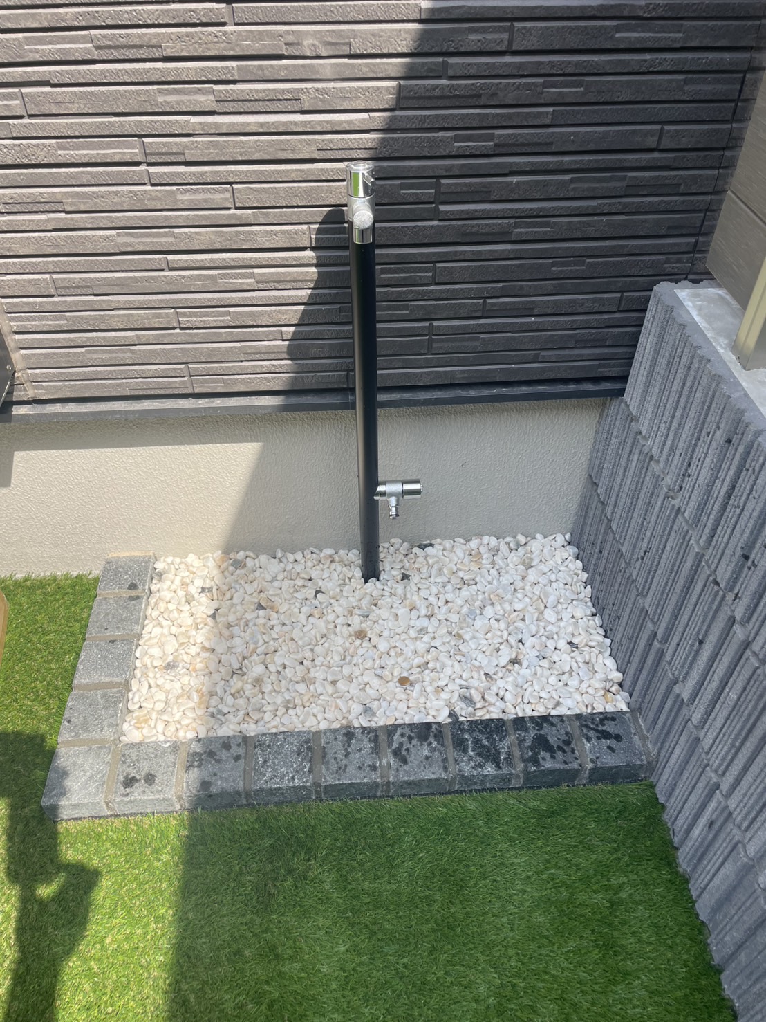 お庭の水栓周りも造作でお洒落に。