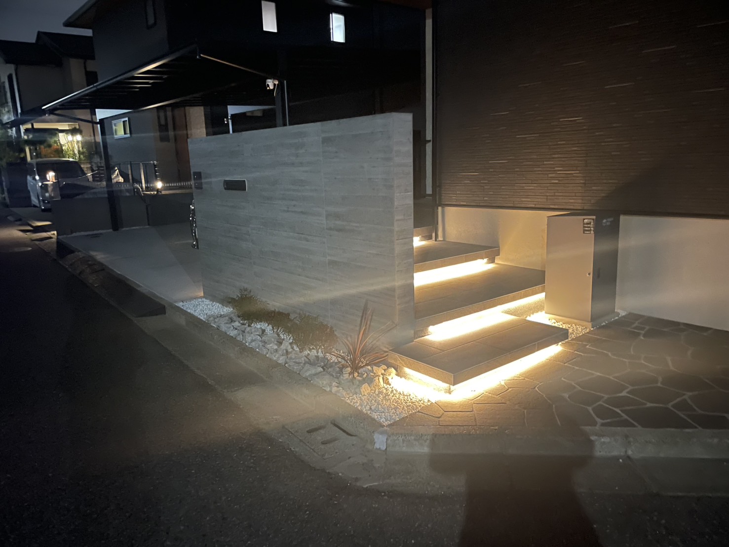 照明により暗くなった際はまた雰囲気が変わります。