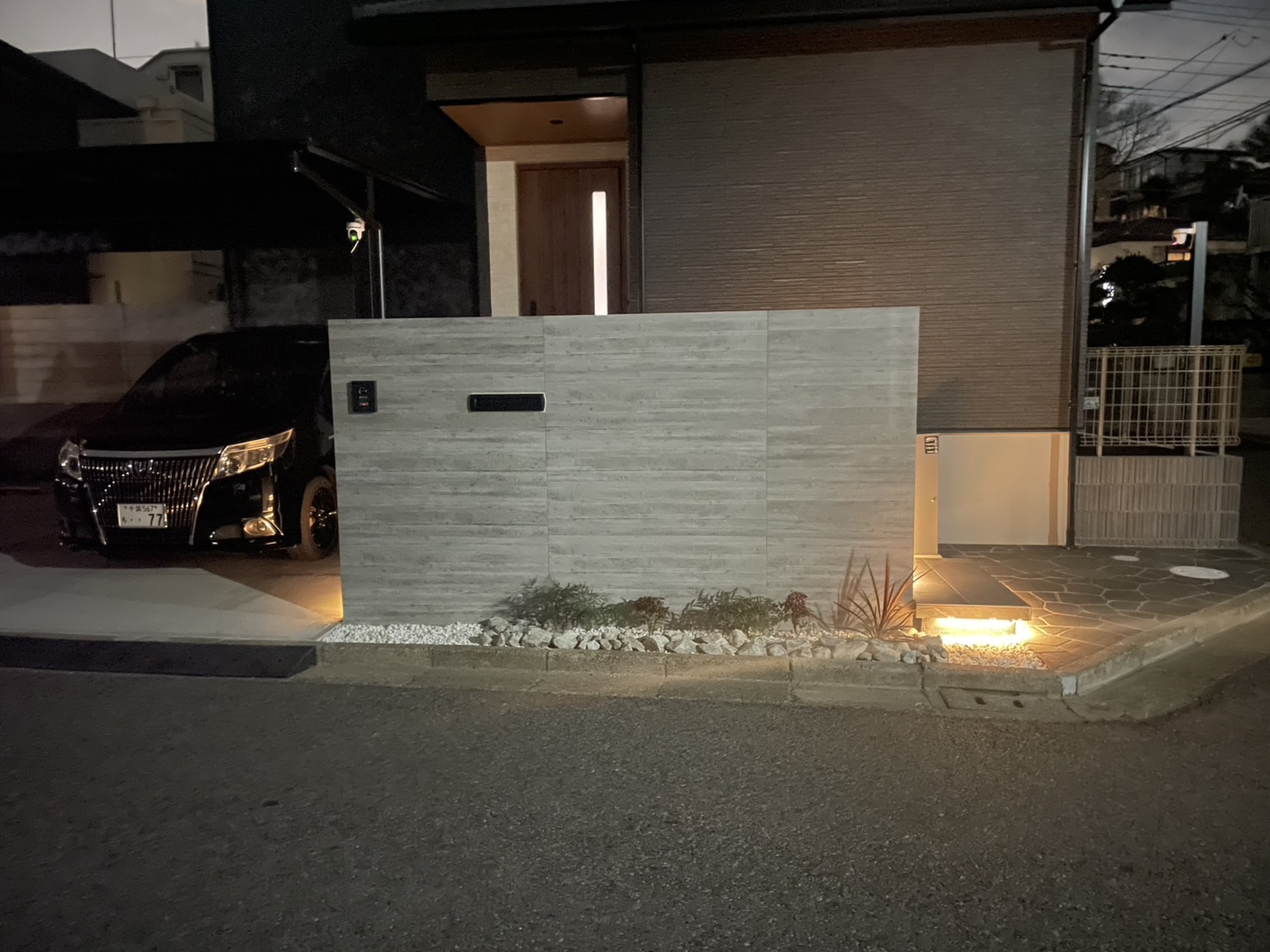 夜間の帰宅時も明るくお出迎え。