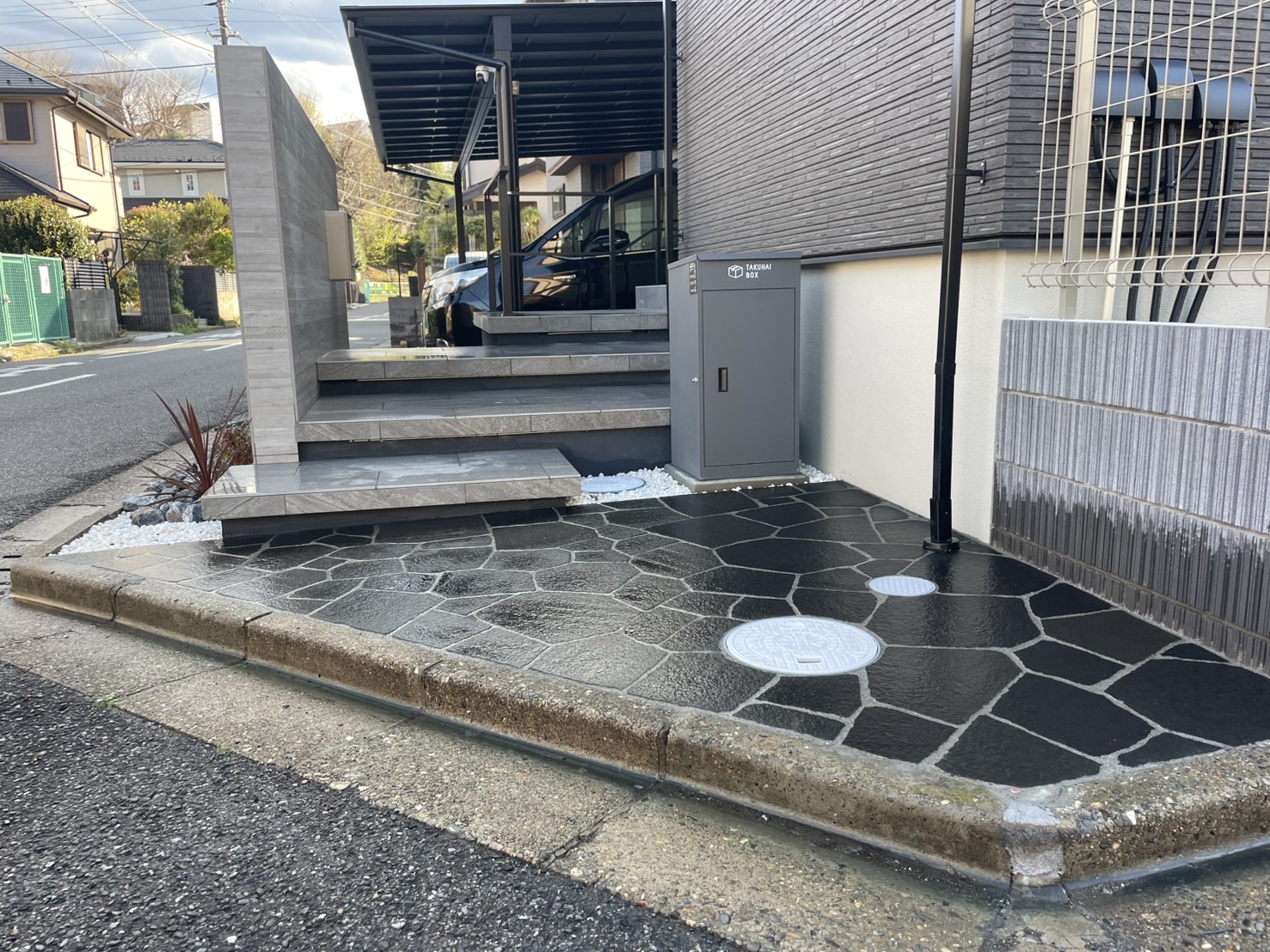 ファサード部分はタイルの門塀で適度に目隠しを行いつつ、階段を広めにする事で開放感も損なわない形が理想でした。
暗くなってくると照明が点灯する事で、意匠性と防犯性の向上にも一躍勝ってます☺
