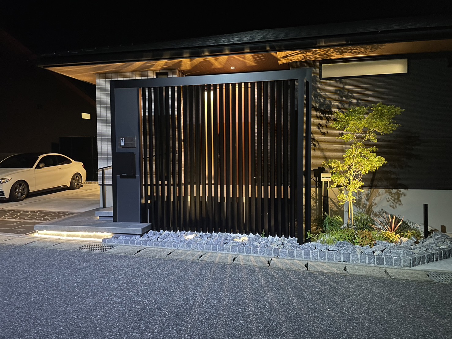 ワンちゃんファーストのお庭を第一に考えて設計して欲しいとのご要望でした。ワンちゃん用の足洗い場も商材選びから慎重に考えられ、人工芝はサンプルを幾つも見比べて適した物を提案させていただきました。