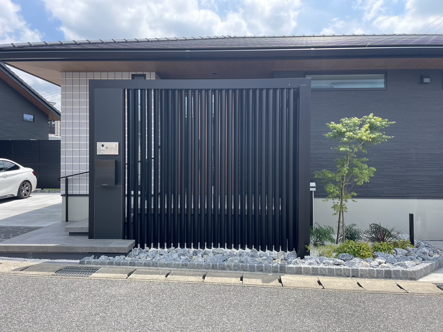 敷地が広く、外構で出来る選択肢が多い中、意匠性と実用性のバランスを大事に考えてご提案をさせていただきました。
メンテナンスフリーにするために、植栽の数、位置も考え抜き、防草シートはデュポン社のザバーンをご選択され、見えない部分も拘りました。