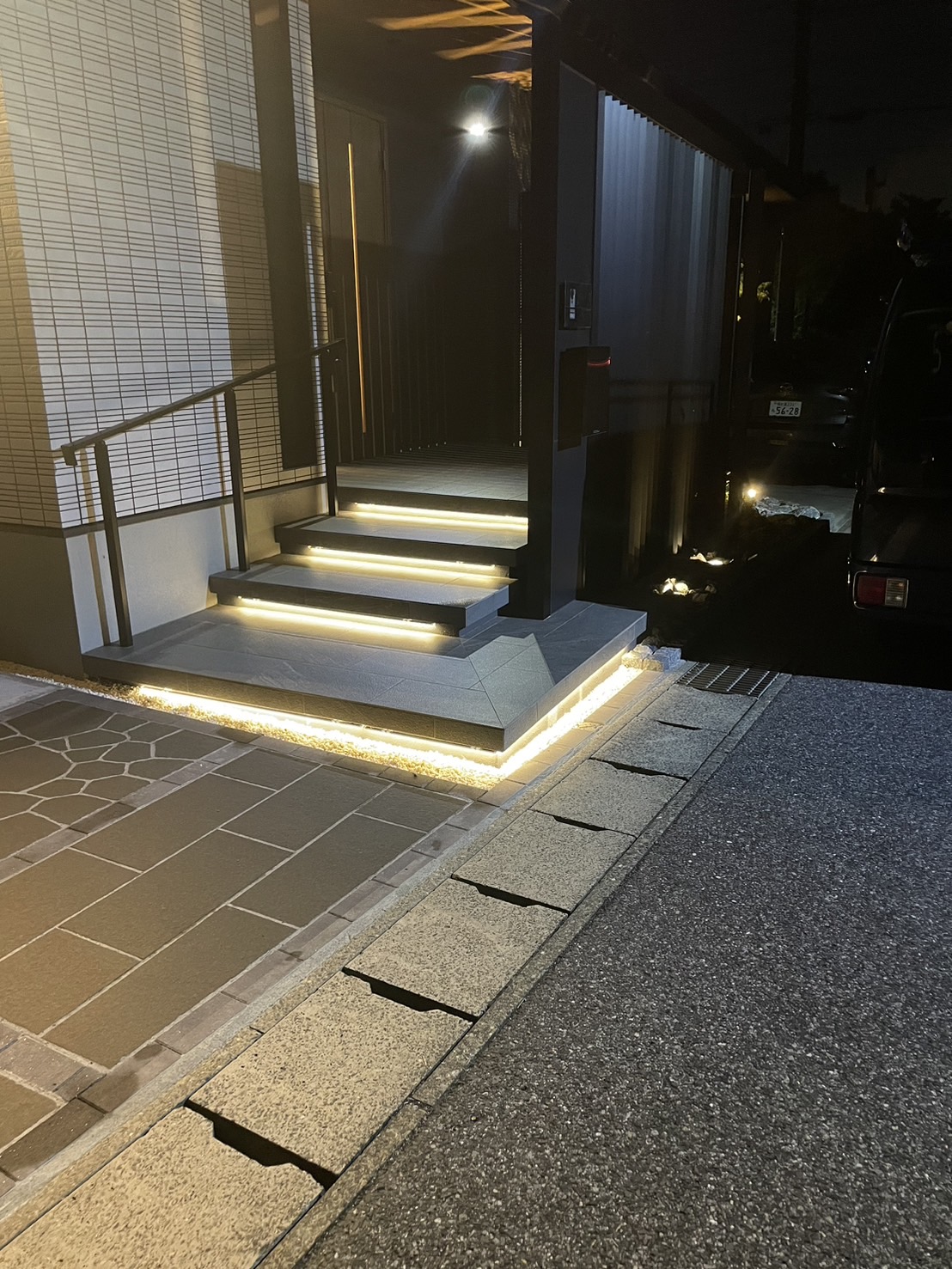 階段は照明付きで夜でも明るく、安心してご帰宅出来ます。