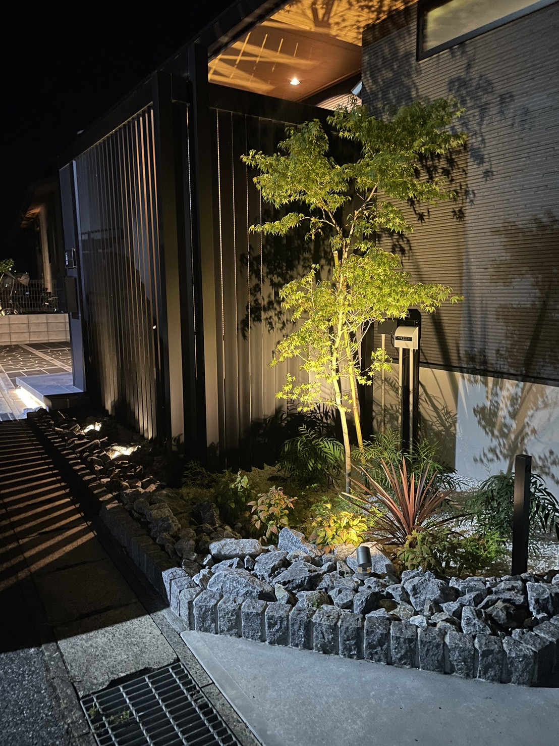 植栽をライトアップしてお洒落さもアップ。