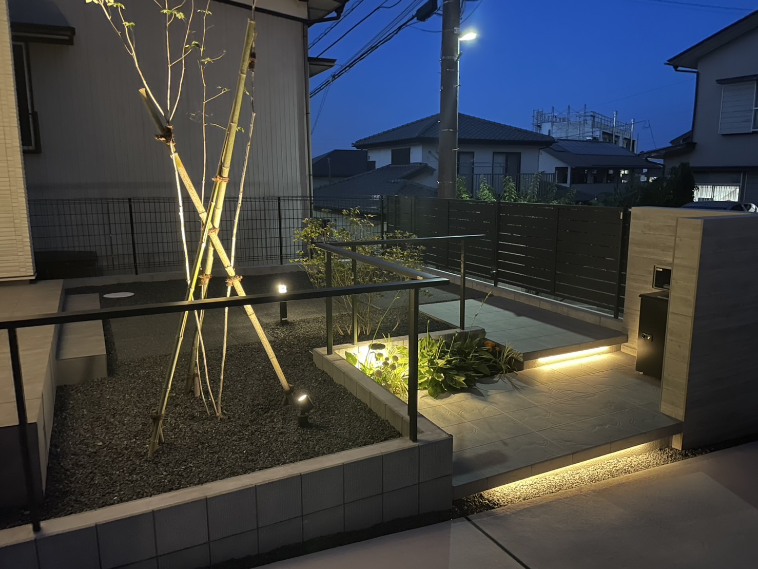 傾斜地でもフラットアプローチのお庭が出来ました。