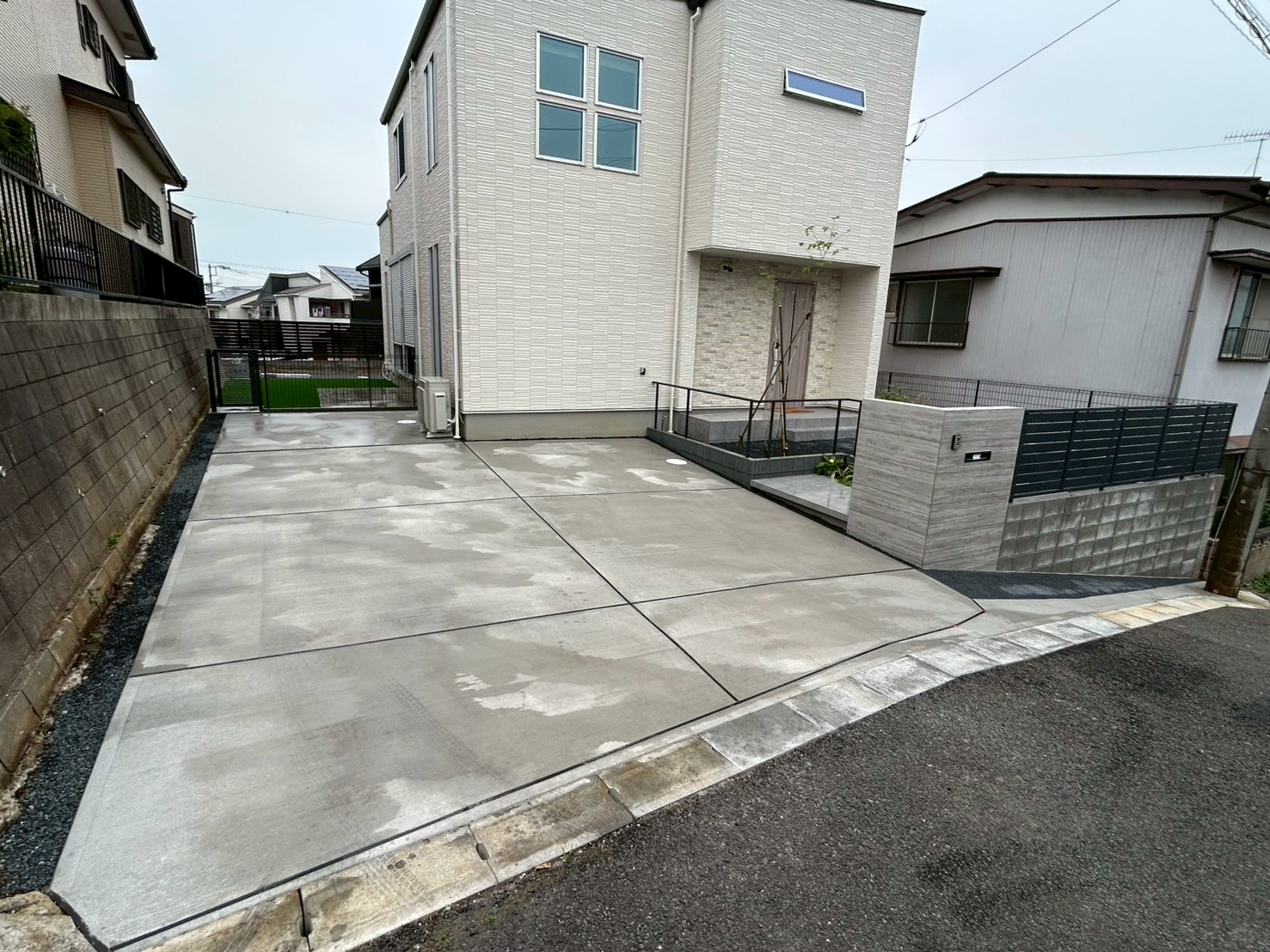 前面道路が傾斜になっているため、敷地に入る導線と敷地内はなるべくフラットアプローチになるようにプランを考えました。
門塀はデザイン性と土留めとして機能し、家への導線を駐車場側から併用する事により高低差を感じないお庭になりました。