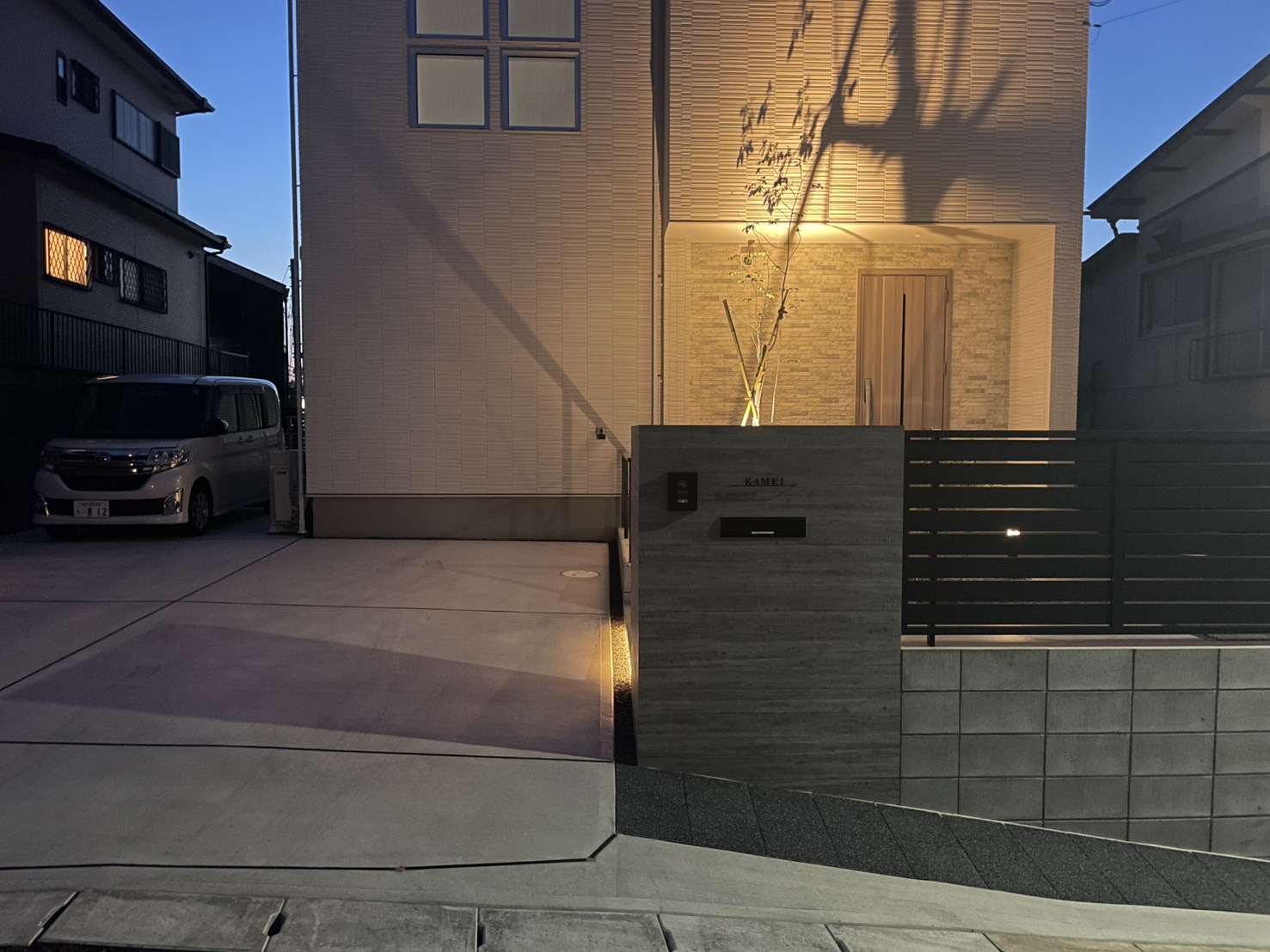 車の出入り時にストレスの少ない駐車場にしたいとのご要望で、勾配計算から綿密にお打合せをさせていただきました。
アプローチも導線向きを工夫する事で、階段の段数減少で出入りも楽になり、同時にコストダウンも実現出来ました。