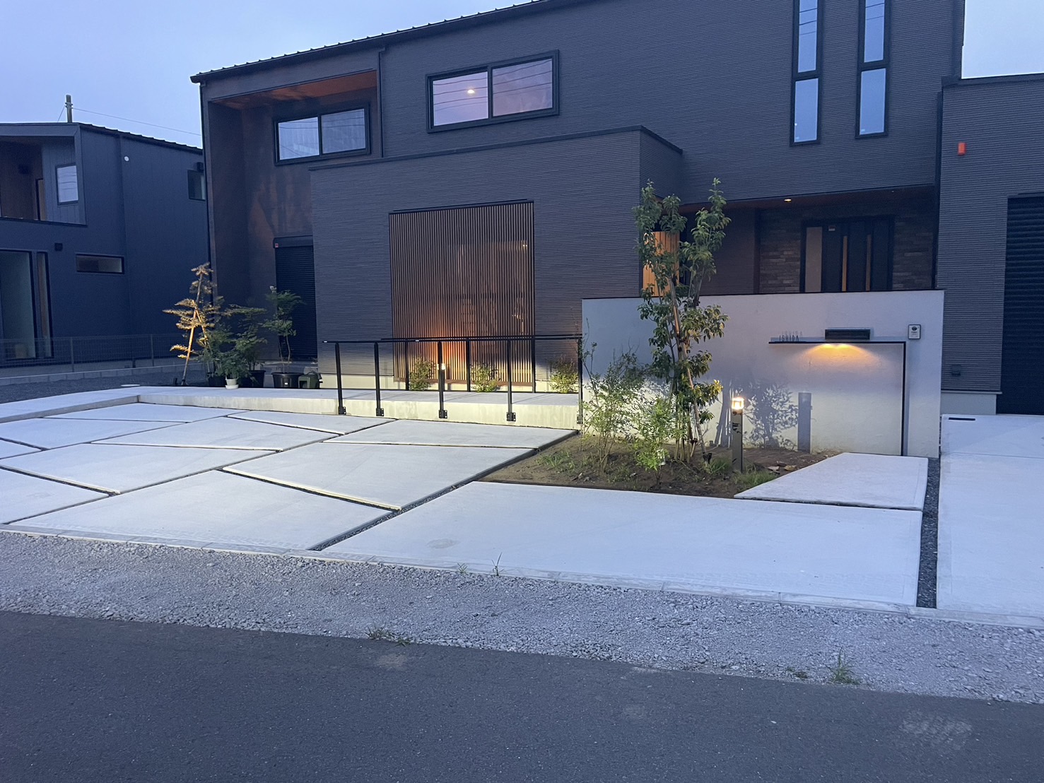 ご家族・ご友人・お客様が多く遊びに来られるとの事で、開放的かつ実用性の高いお庭をご希望されてました。
夜間にご帰宅・ご来客が来られても大丈夫なように照明で明るさを確保しつつ、防犯面の安心も欲しいとのご要望でした。