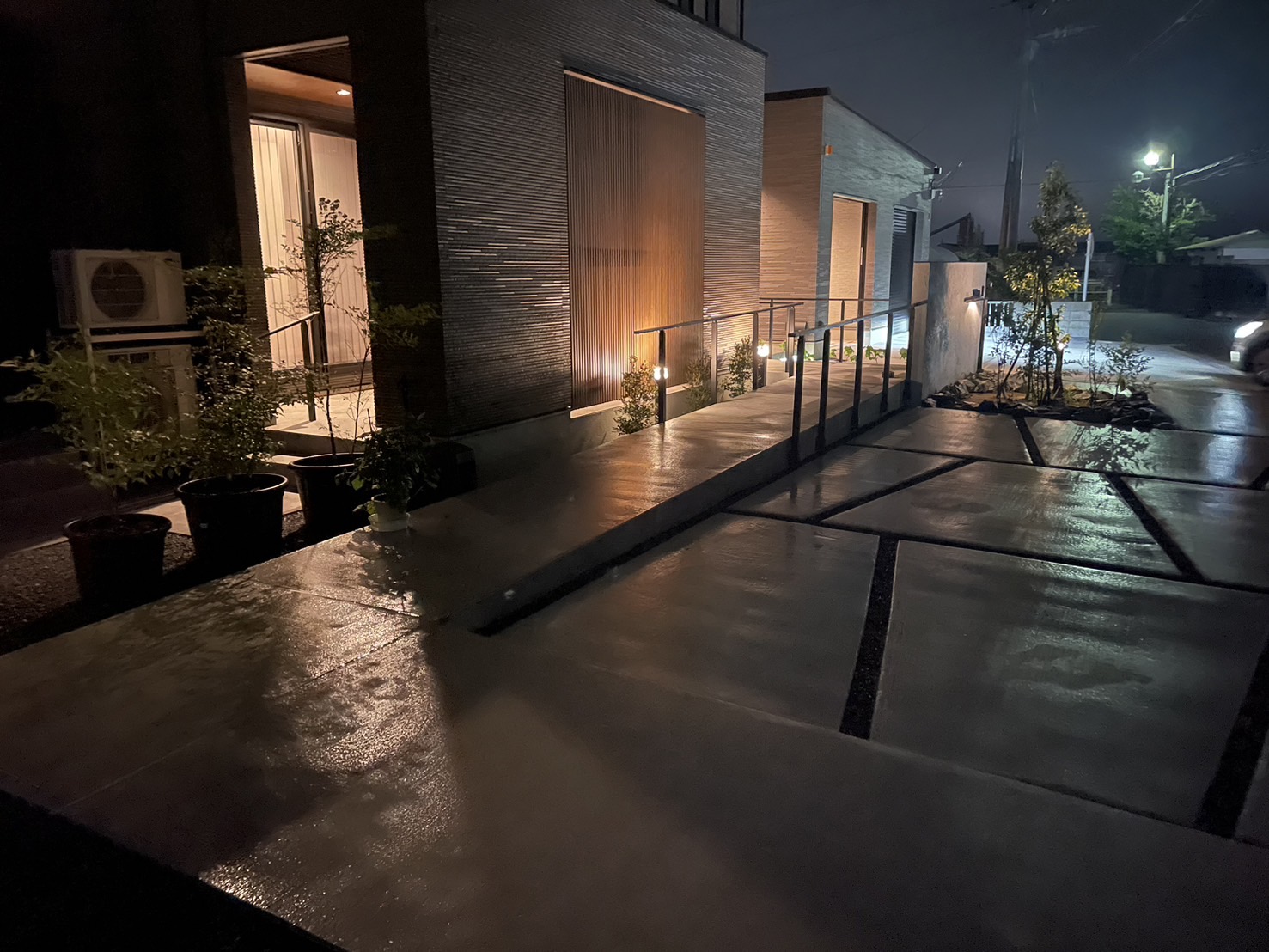 来客される方の中には足腰に不安が有る方や車椅子の方も想定し、駐車場から緩やかにスロープに繋がるデザインをご提案しました。
植栽は日当たりや正面からのレイアウトを重視すると同時に、お家の中からも各植栽を覗ける様に設置する位置に拘りました。