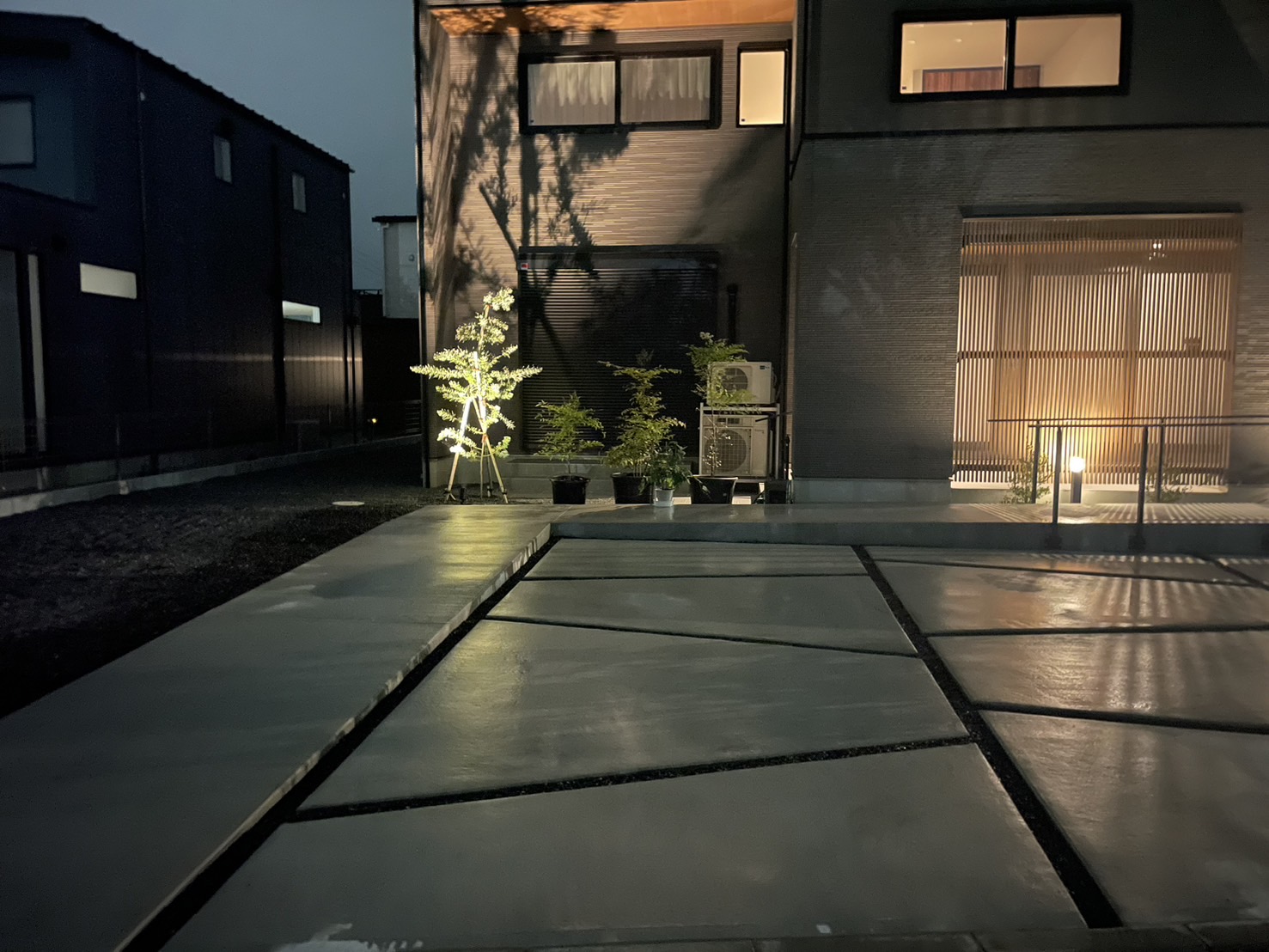 夜になると照明で雰囲気がまた変わります。